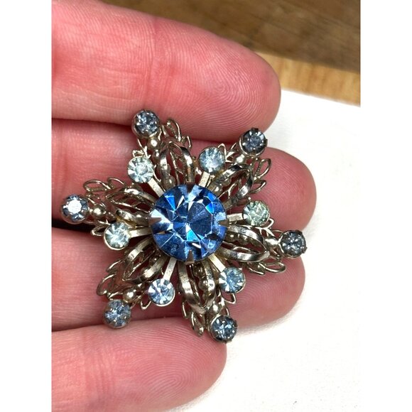 Vintage Snowflake Brooch With Blue Rhinestones & Silver Filigree Design In Gift - Picture 4 of 8